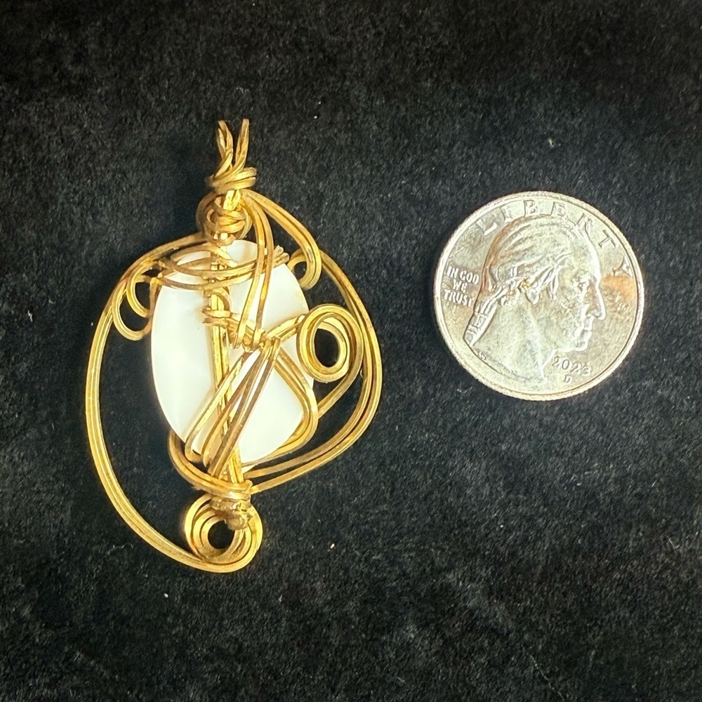 Vintage Fragonard Courting Couple Porcelain Pendant Gold Tone Wire Wrapped - Picture 2 of 2
